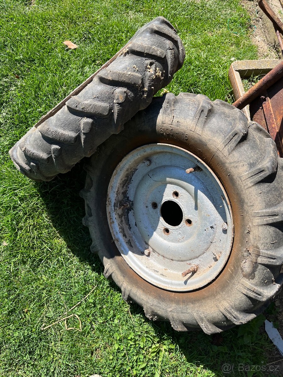 Prodám traktůrek domácí výroby+valník cena 10tis - 11