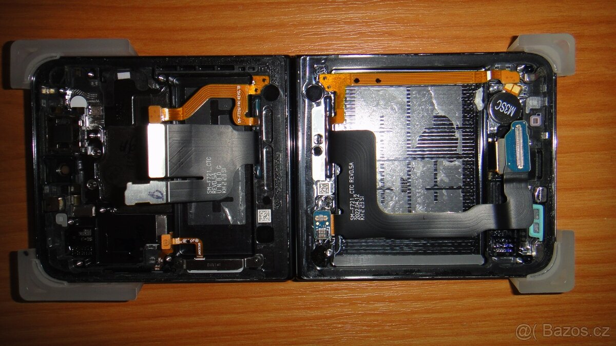 Samsung Galaxy Flip 4 - 11