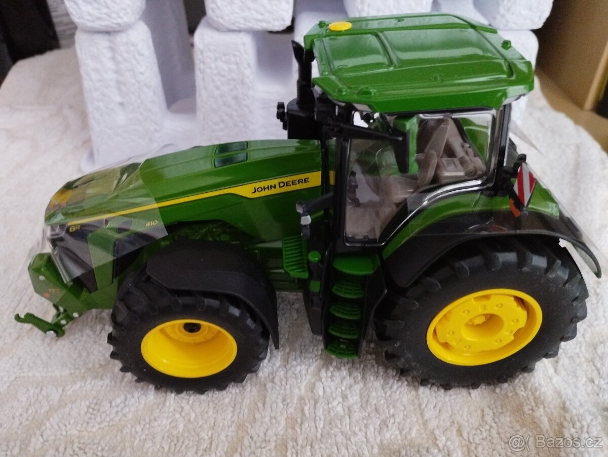 Wiking model zemědělského stroje John Deere 8R - 11