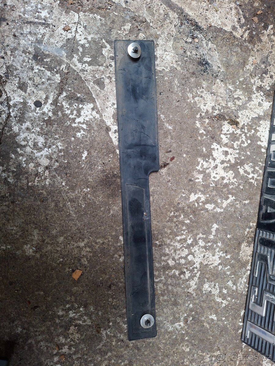 Skoda 130, 125 ; emblem 130 + lista pr.blatniku; emblem 125L - 11