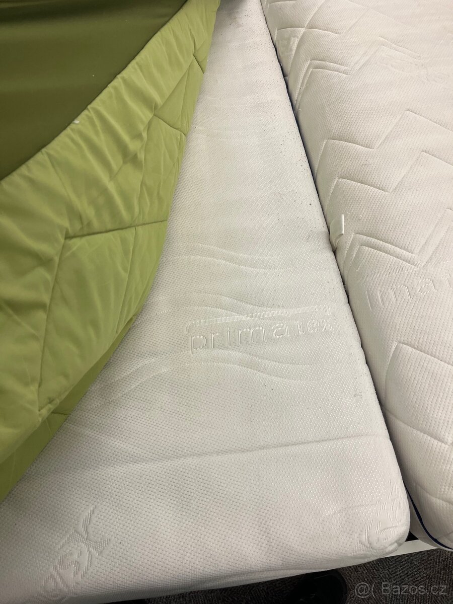 Postel s matracemi a úložným prostorem - 11