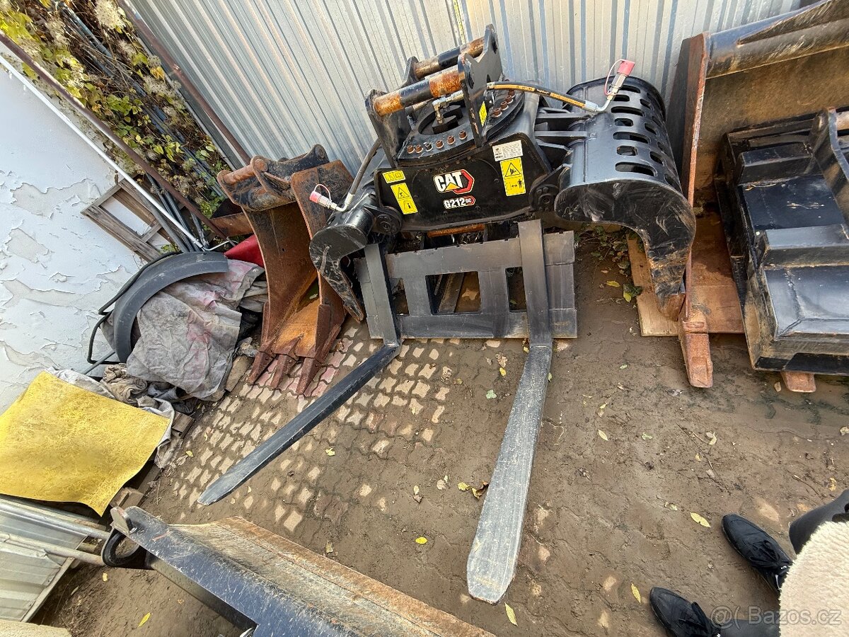 Caterpillar / Kolový bag / 2D / top stav / příslušenství - 11