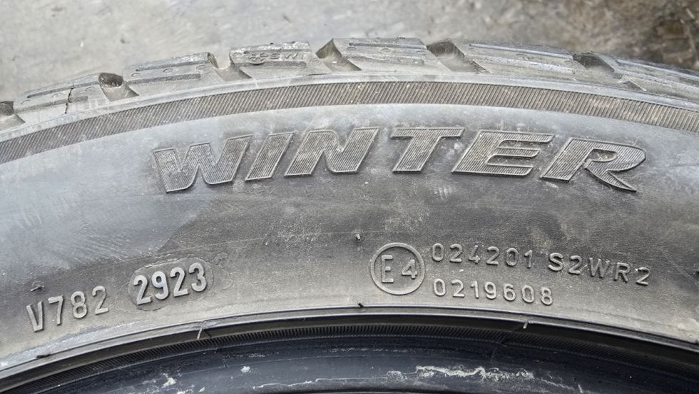 Zimní pneu 245/45/19 Pirelli - 11