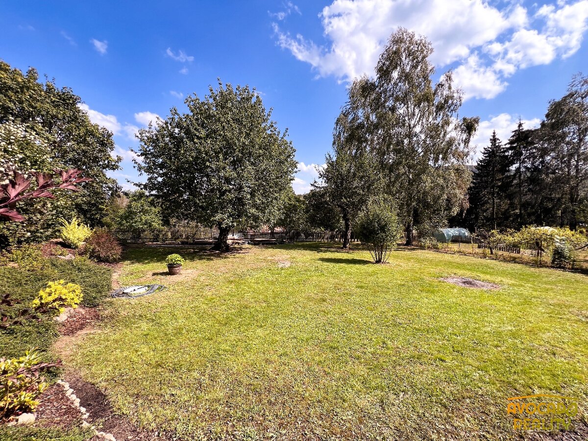 Stavební pozemek s okrasnou zahradou - 11