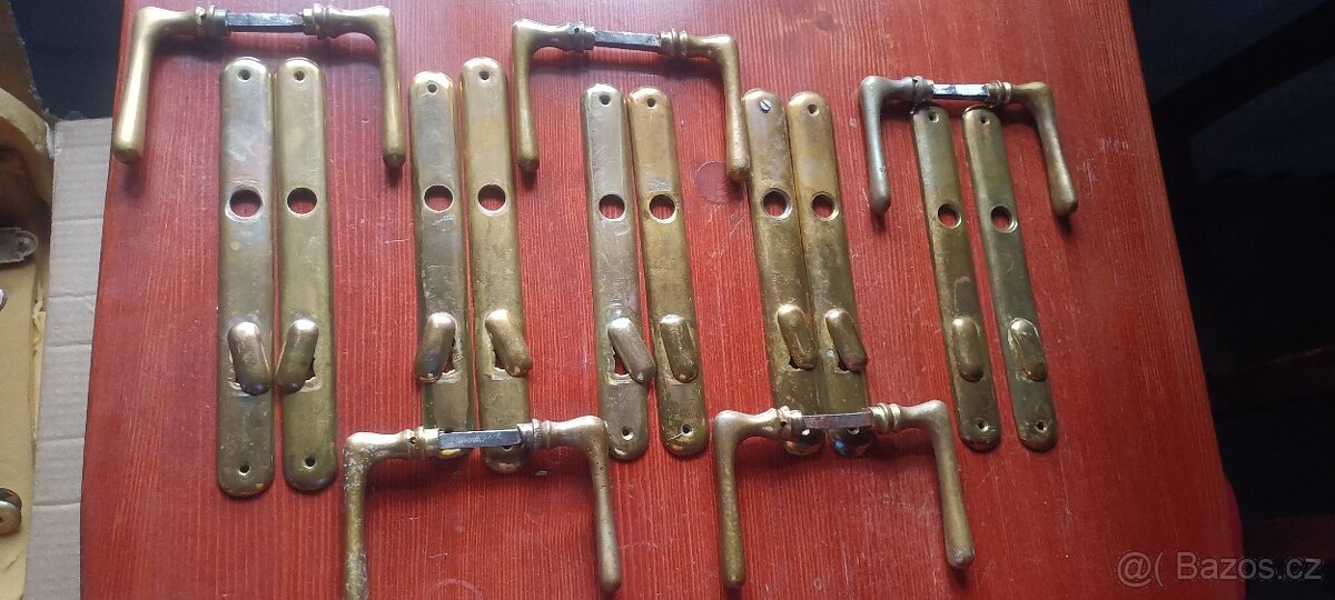 Mosazné kování , kliky na dveře. 5x - 11