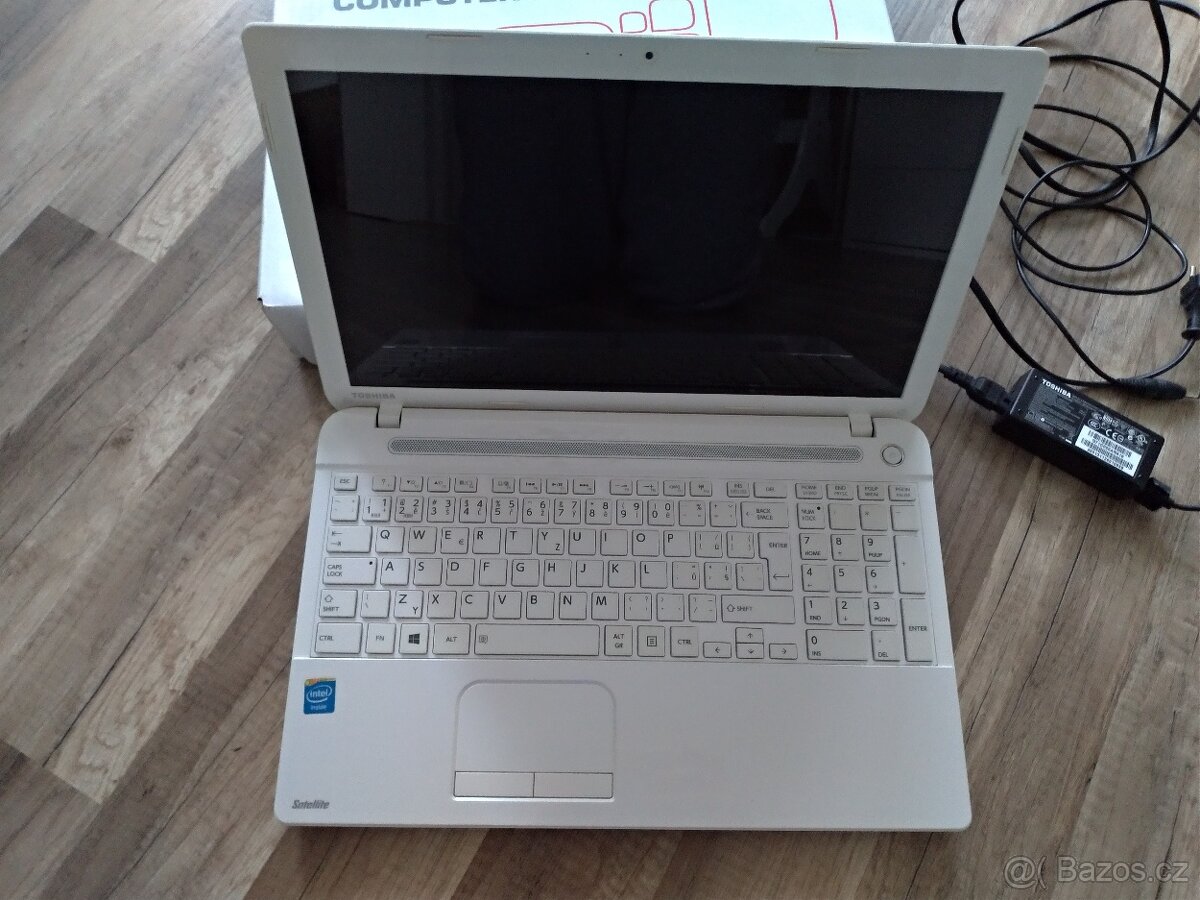 Bílý notebook Toshiba s Win - 11