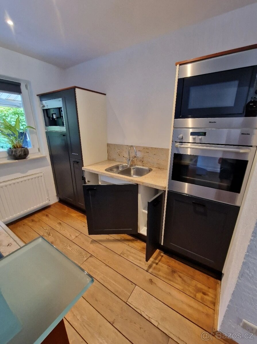 Kuchyně v moderně-venkovském stylu s ostrůvkem - 11