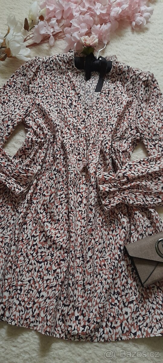 Vzorované krátké šaty s dlouhými rukávy - 11
