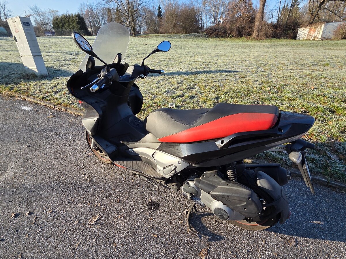 Aprilia SR 300 Max - 11