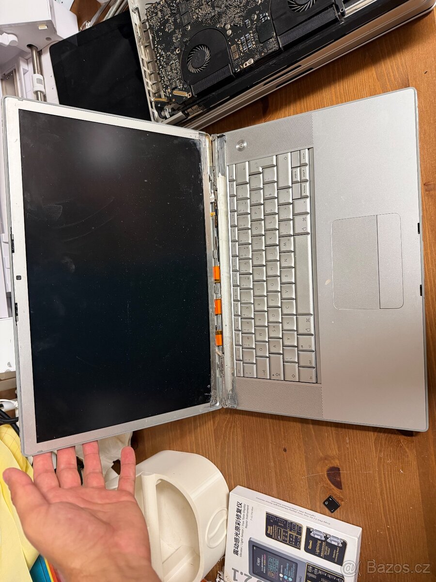 Prodám 6x macbook a 1x ipad na ND - 11