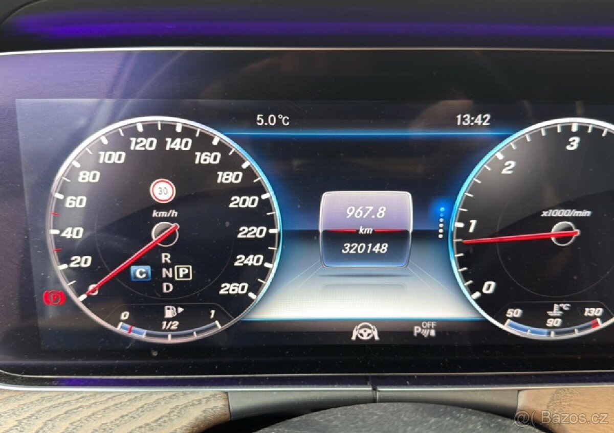 Mercedes E 220d Combi - 11