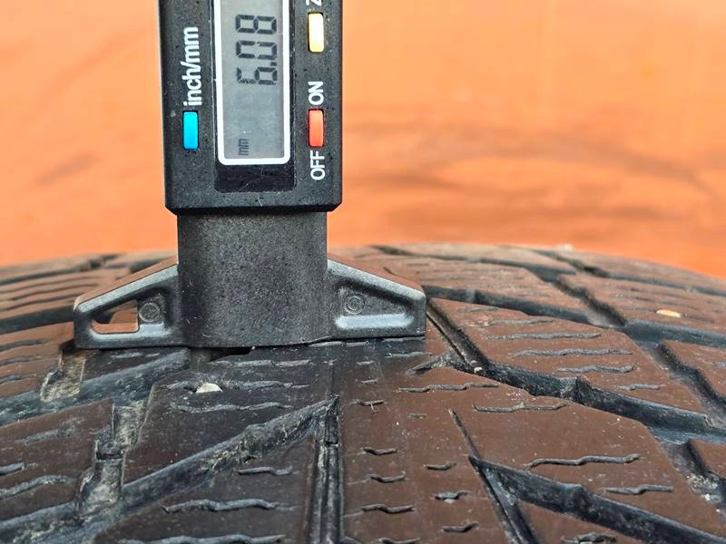 Zimní Nokian 215/65/16C + disky - 11