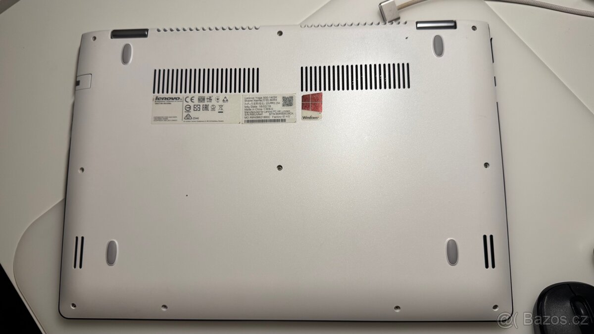 Bílý notebook Lenovo Yoga - 11