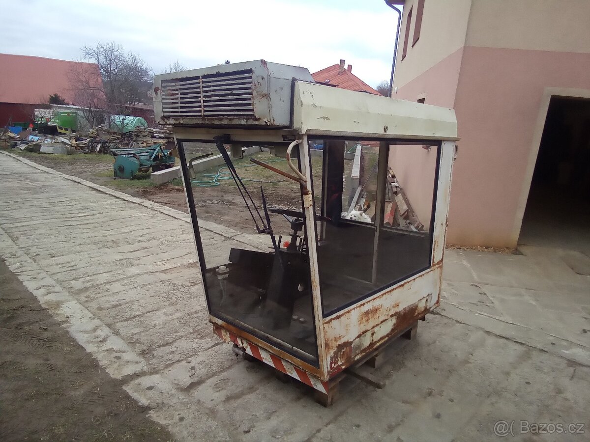 Kabina ze řezačky Toro - 11