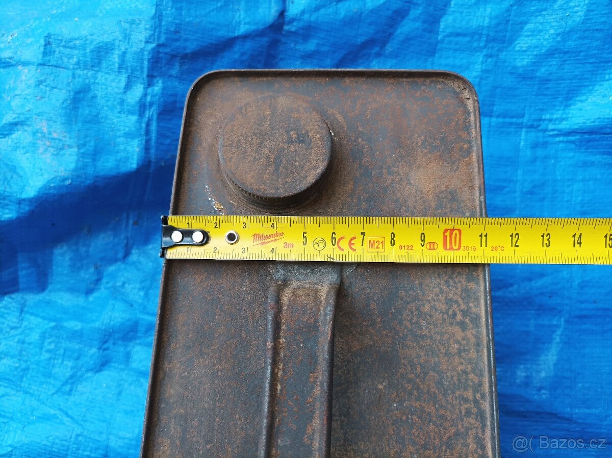 Plechový kanystřík od oleje - 11