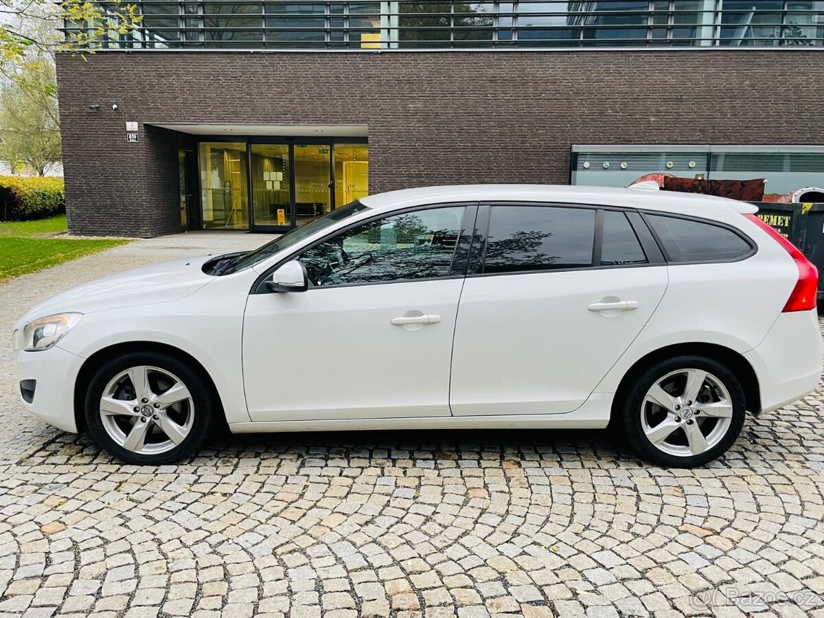 Volvo V60 2.0D 120KW 5VÁLEC MANUÁL BEZ KOROZE - 11