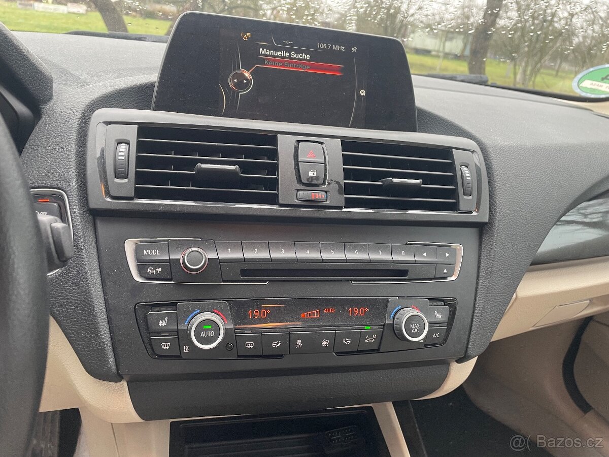 BMW 116i 100kw 2013 bílá + světlý interiér - 11