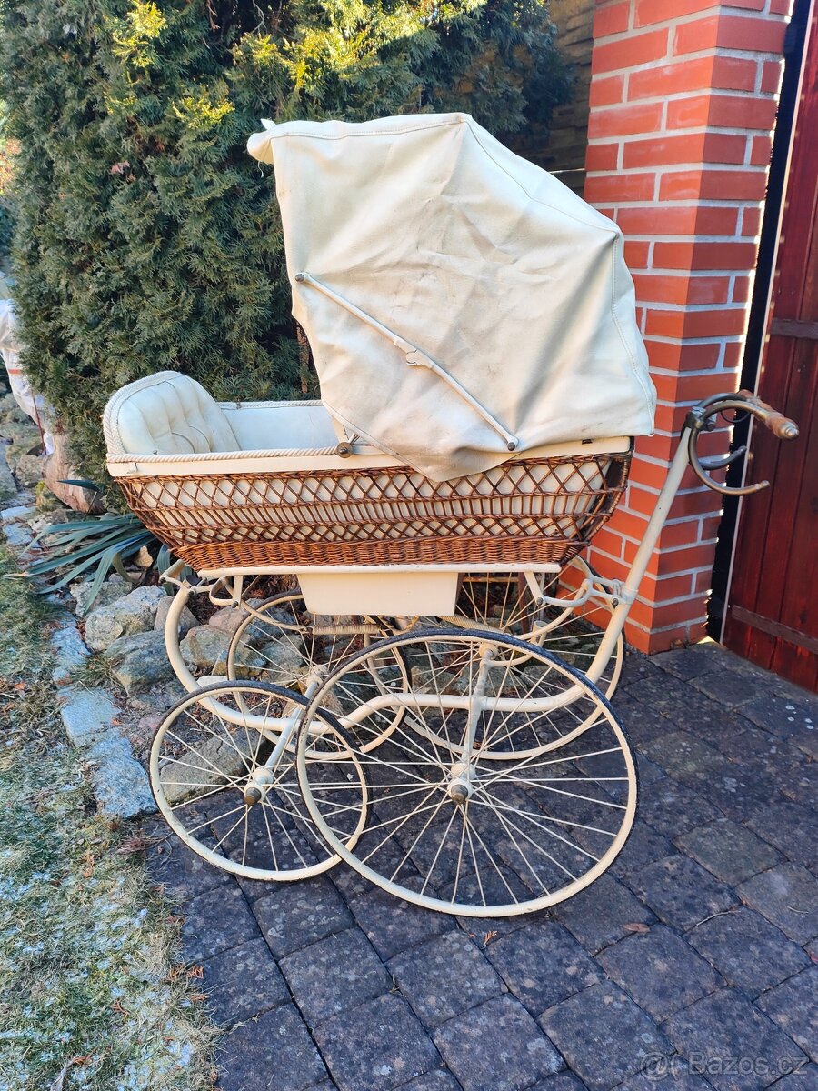 Starožitný kočárek pro miminko č. 599 - 11
