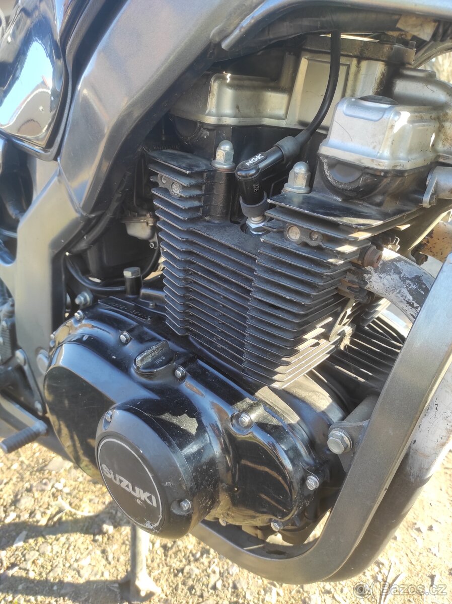 Suzuki GS 500 E otevřená - 11