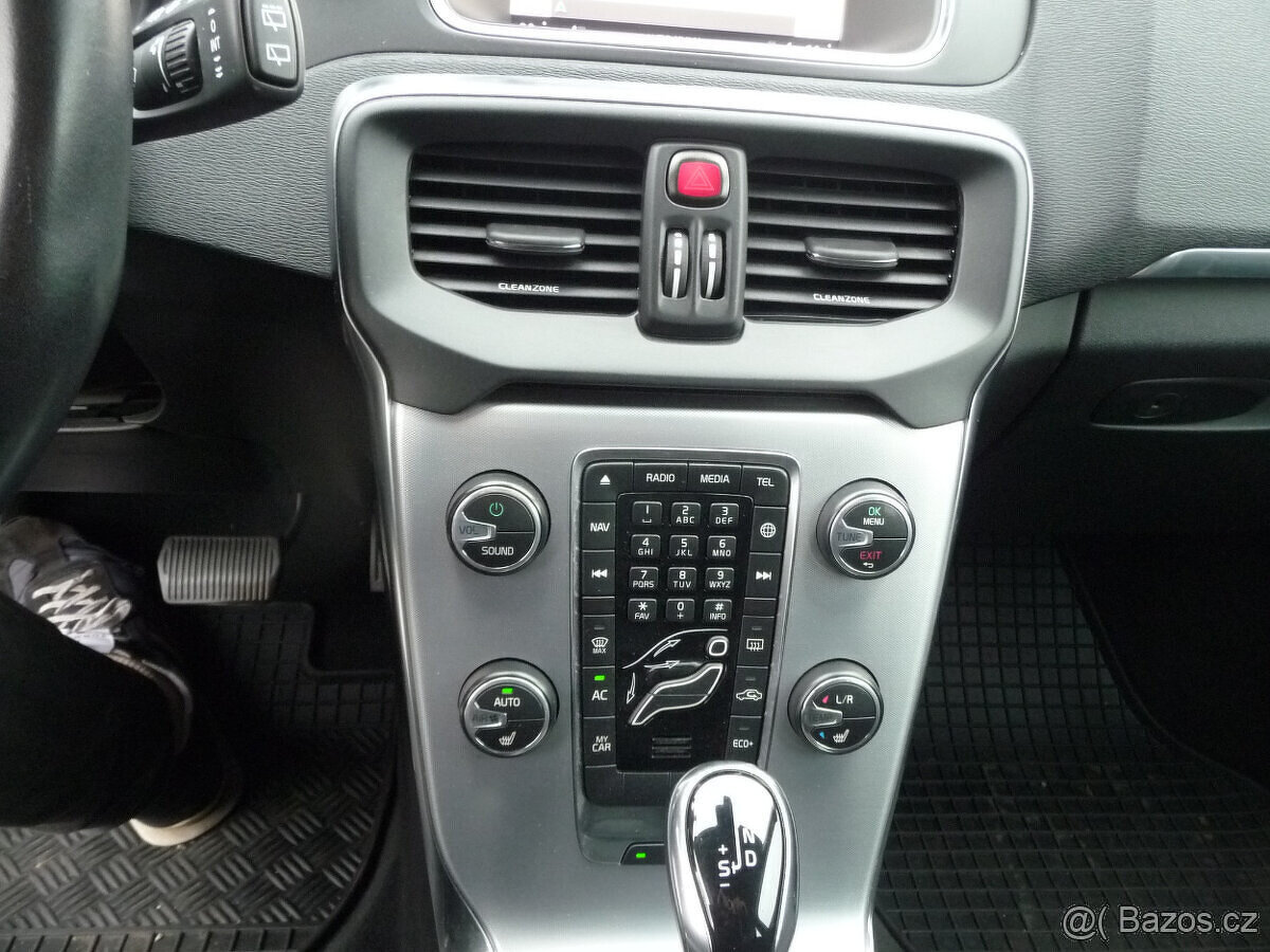 AKCE Volvo V40 D3 150k.s Momentum Automat po 1.majiteli - 11