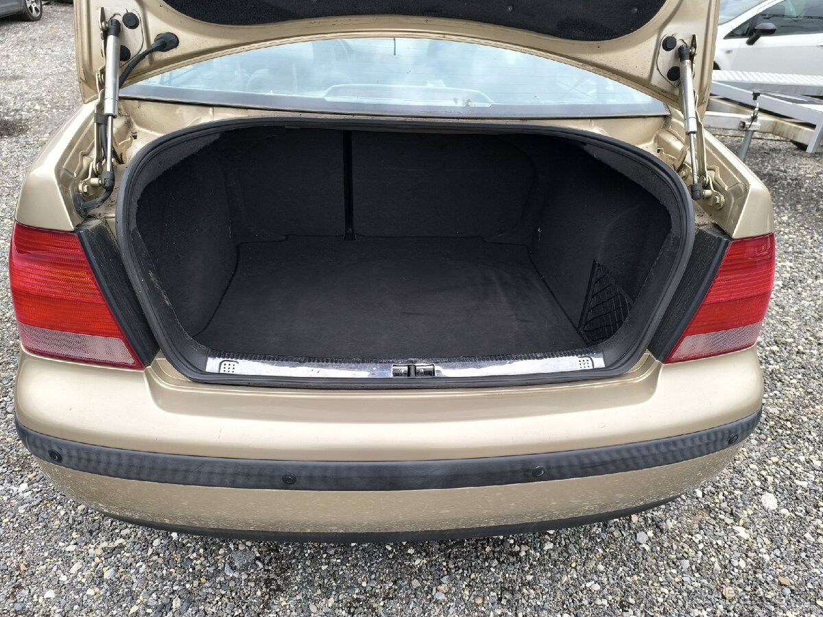 VW Bora 1.6i 77kw r.v. 2003 - 11