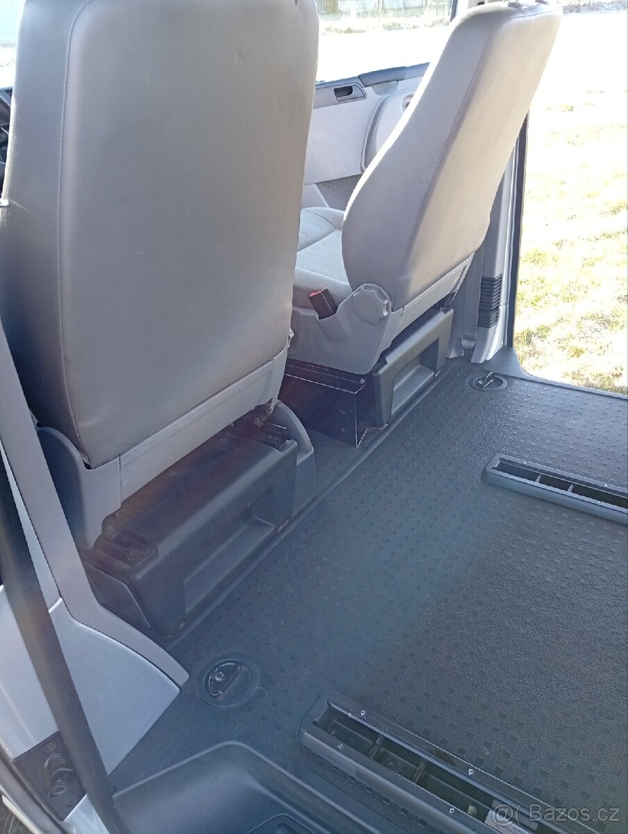 VW transportér T5 Long 2,5 TDI 7 míst. - 11