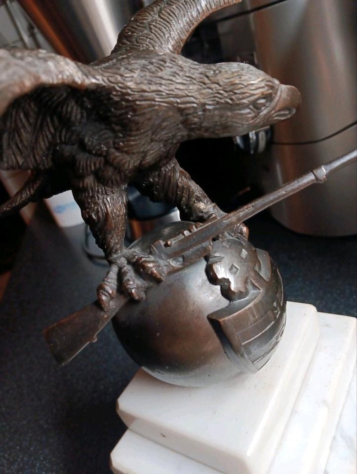 Bronzový orel na mramorovém podstavci – historická dekorace - 11