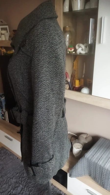 Prodám krásný šedo černý kabát s páskem - 11