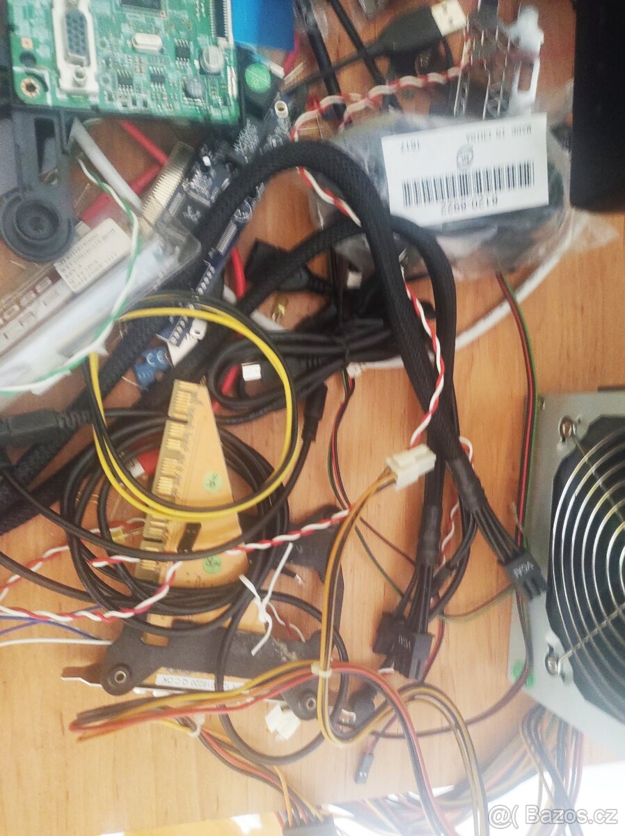 Monitory, kabelaže, diody, 13x Základní deska, notebook - 11