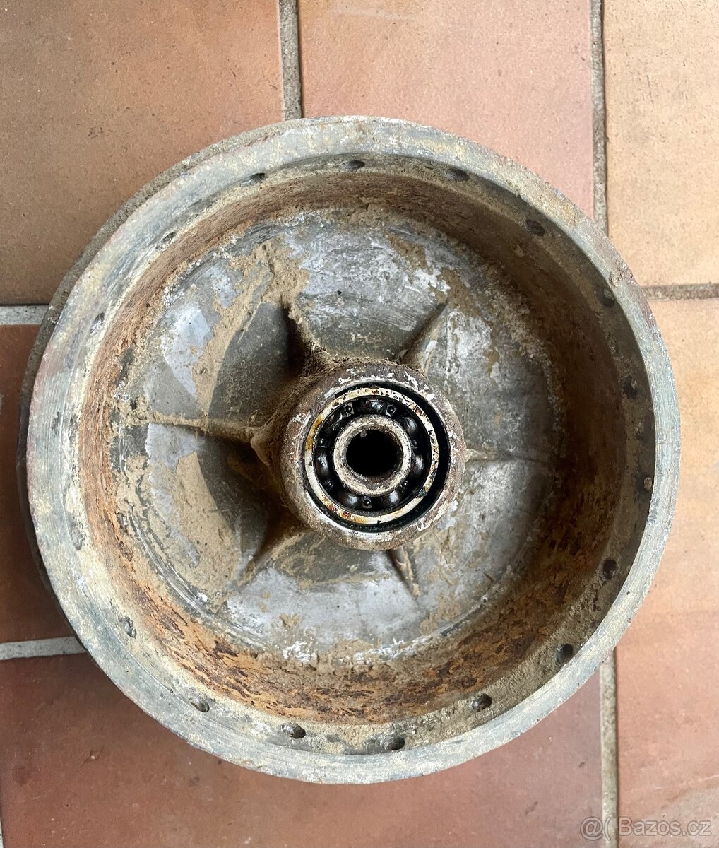 Střed kola a štít Jawa kývačka - 11