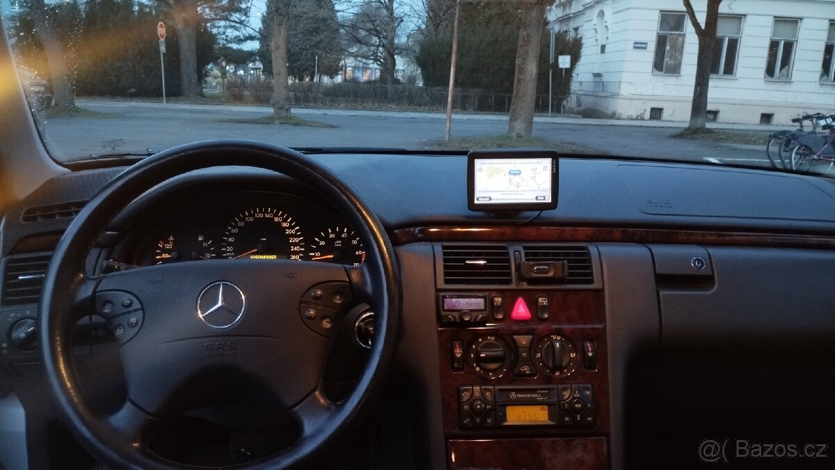 Mercedes-Benz E320 W210 - 11