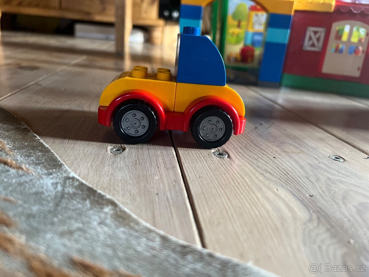 Lego Duplo vlak s domem a zastávkou - 11