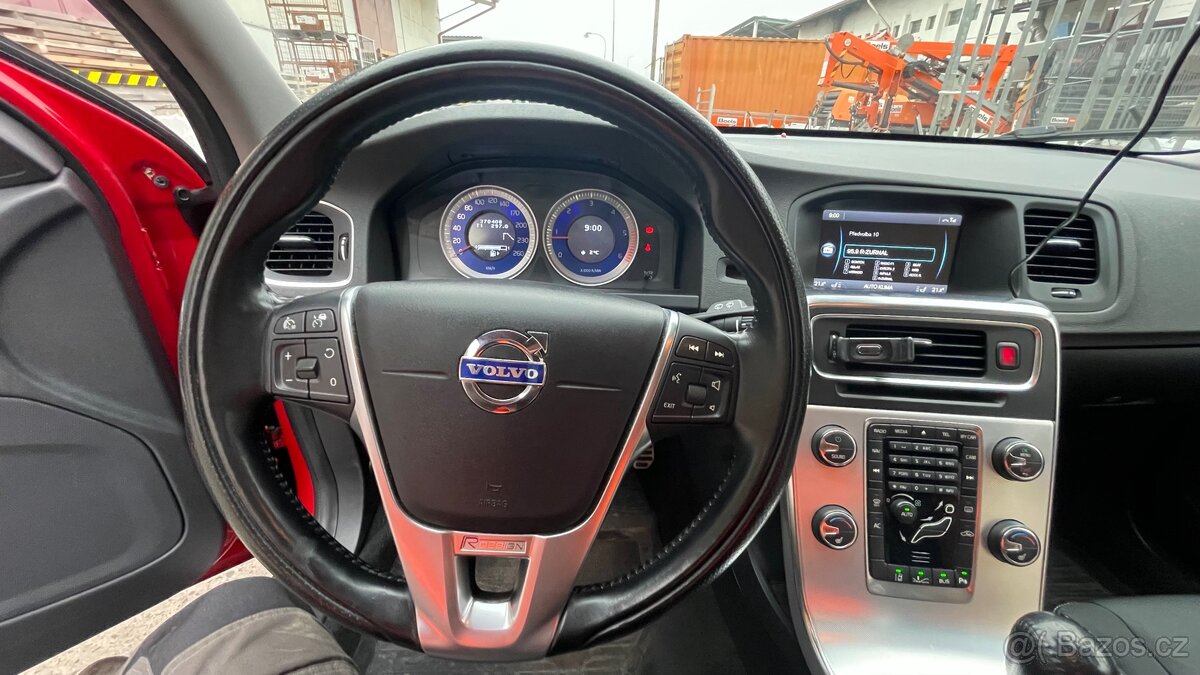 Volvo V60 D5, 151 KW R-design nebourané - 11