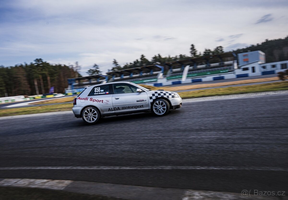 Závodní auto Audi A3 - 11