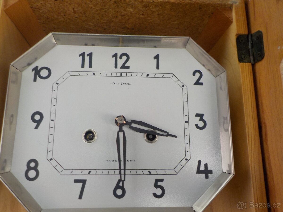 Staré dřevěné a porcelánové hodiny - 11