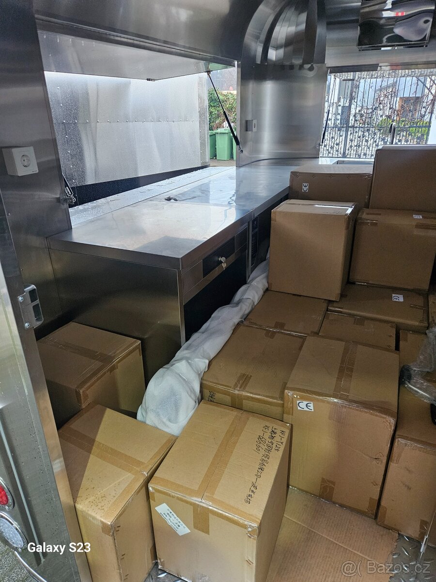 Food truck gastro přívěs v stylu Airstream - 11