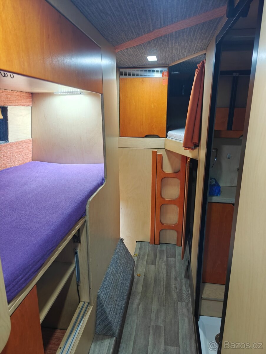 Obytný autobus (speciál na přepravu závodního vozu) - 11