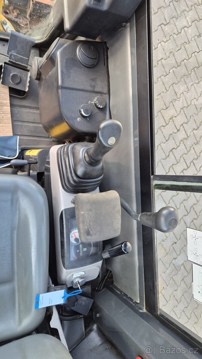 Komatsu PC18R-3 - 11