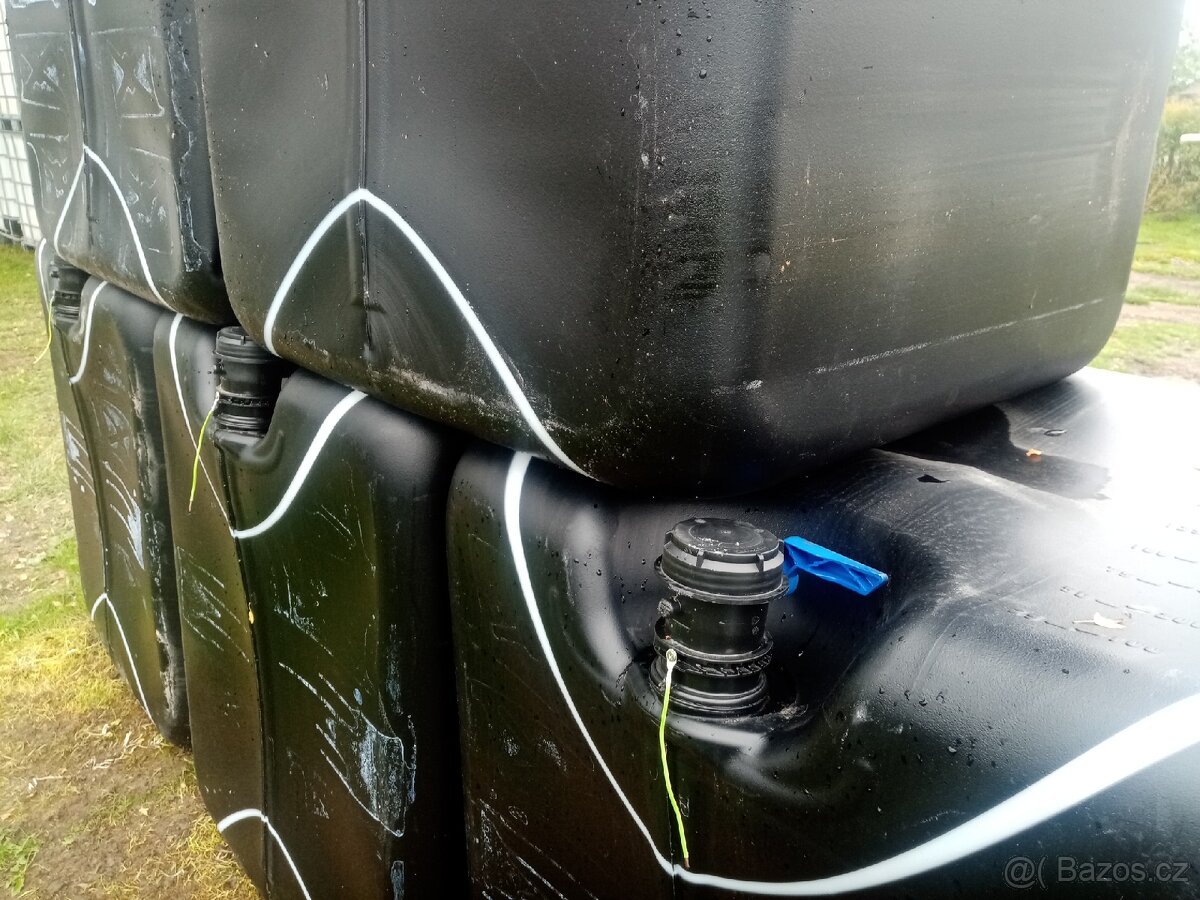 IBC nádrže kontejnery na 1000 litrů bez klece - 11