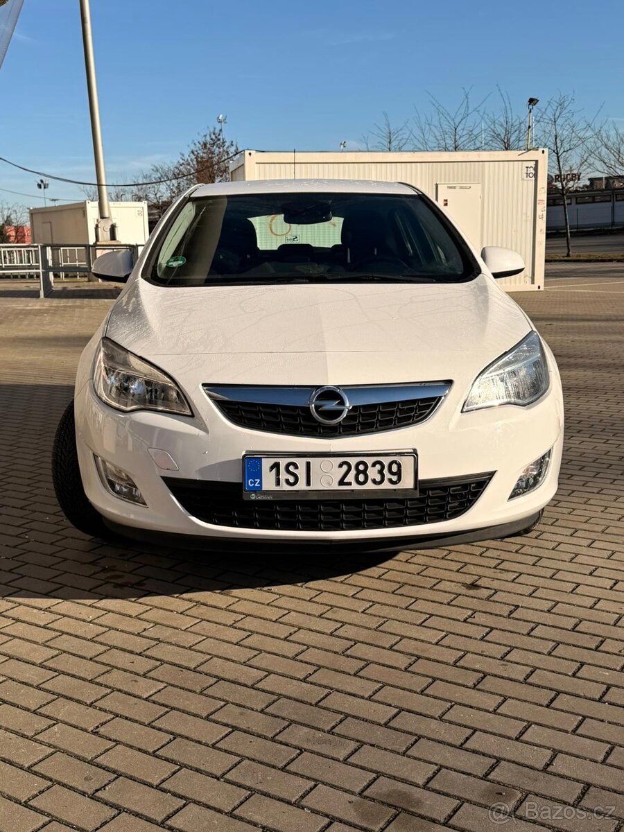 OPEL ASTRA 1.4i 74kW 7/2010 ALU, Klima, Původ ČR, L/Z kola - 11