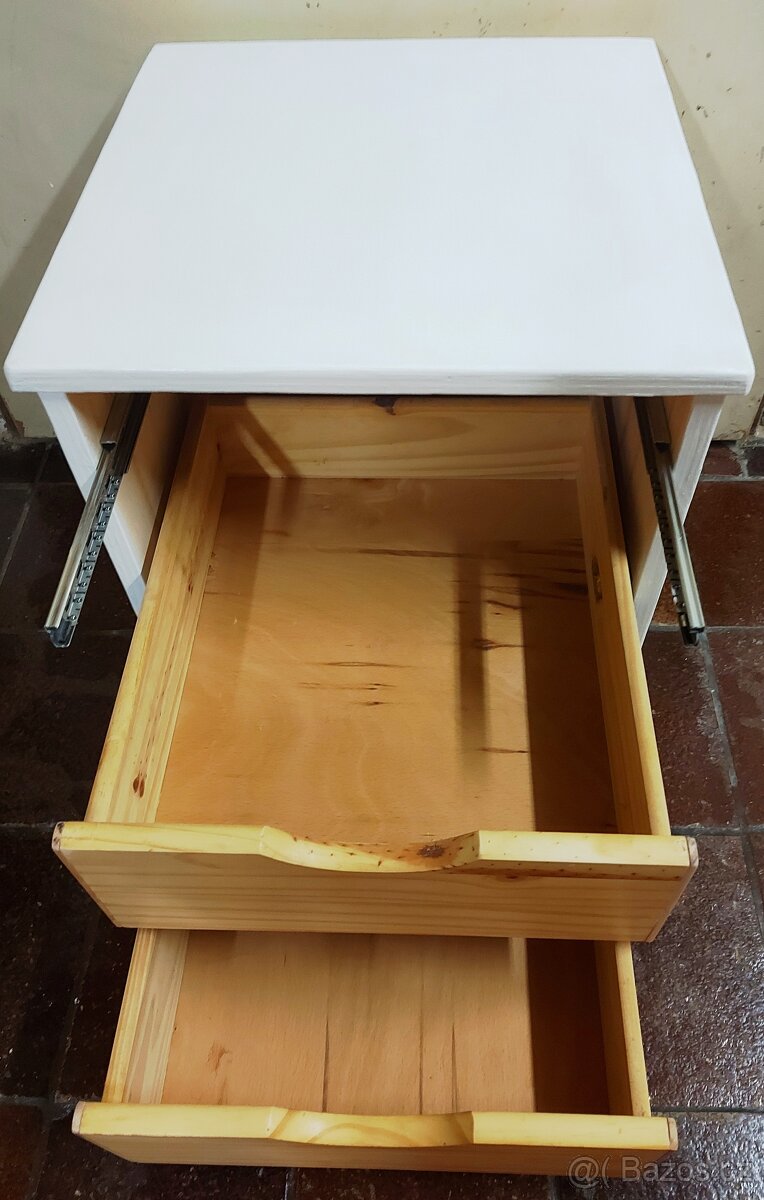 Skříňka se 3 zásuvkami - 11