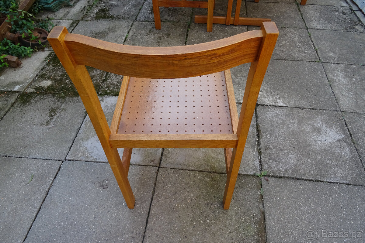 Stůl, 4 židle a 1 stolička - 11