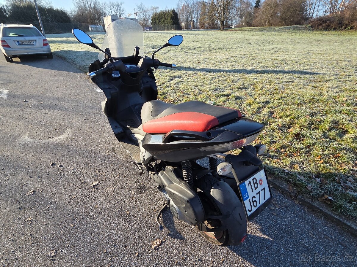 Aprilia SR 300 Max - 11