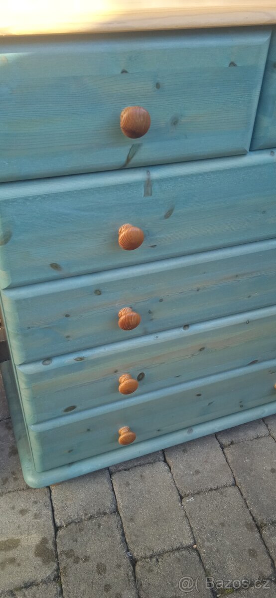 Dřevěná komoda se zásuvkami - 11