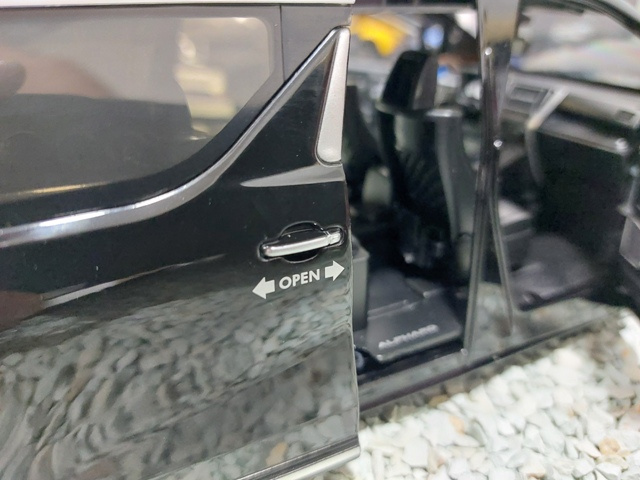 model auta 1:18 Toyota Alphard čierna farba - 11