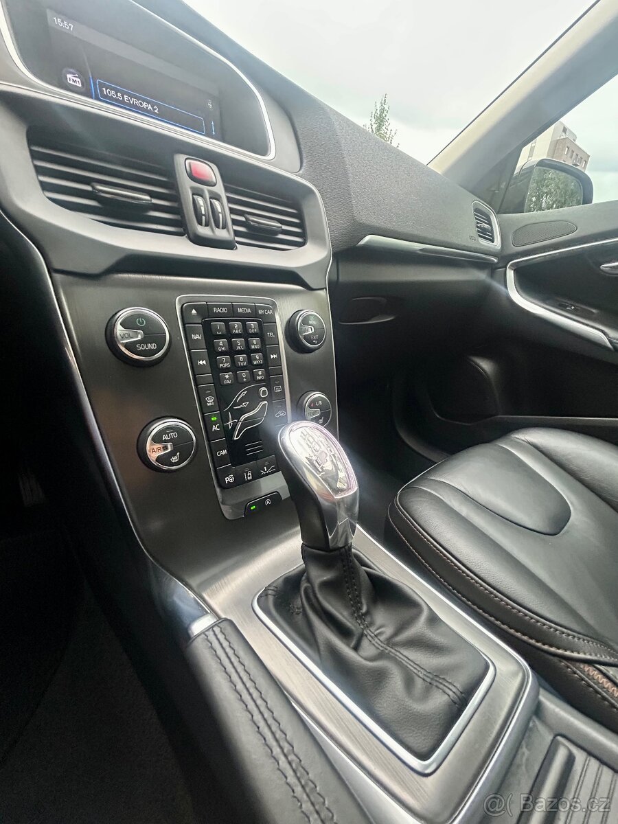 VOLVO V40 CROSS COUNTRY 2.5 T5 187KW 4x4 SUMMUM-AUTOMAT-ACC - 11