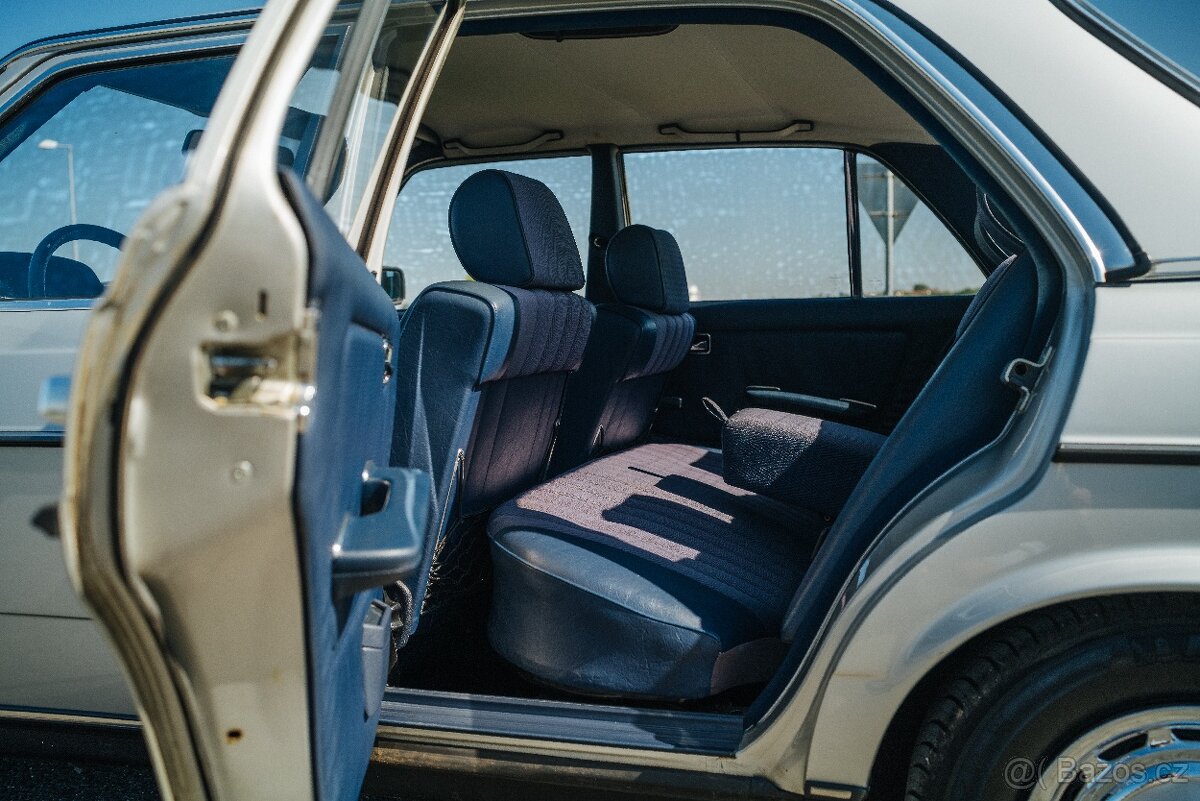 Mercedes-Benz 230 e (W123), automat, 2.majitel - 11