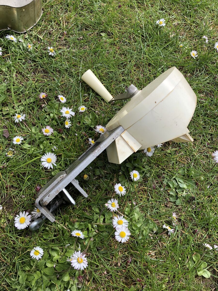 Dortové formy, pánve, nůžky, kuchyňské spotřebiče - 11