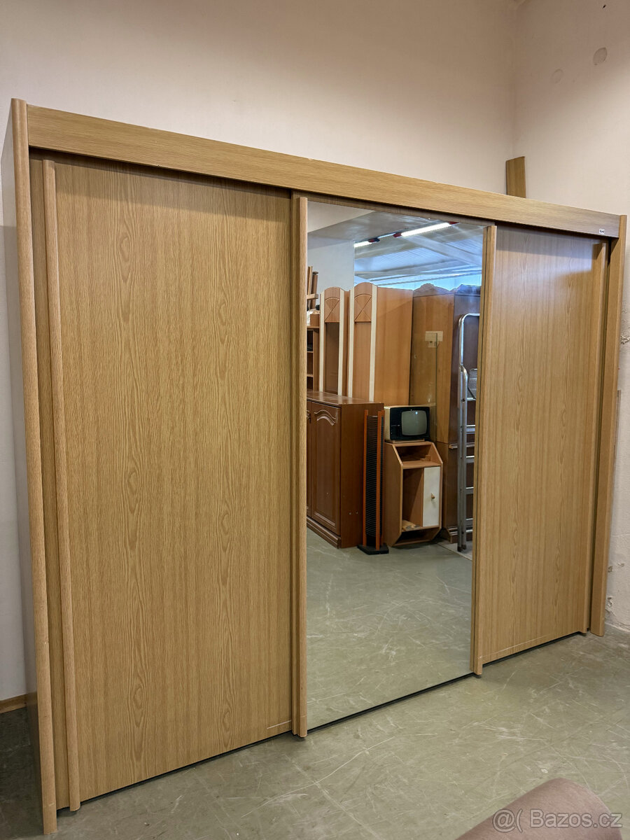 Třídveřová velká šatní skříň s posuvnými dveřmi - 11