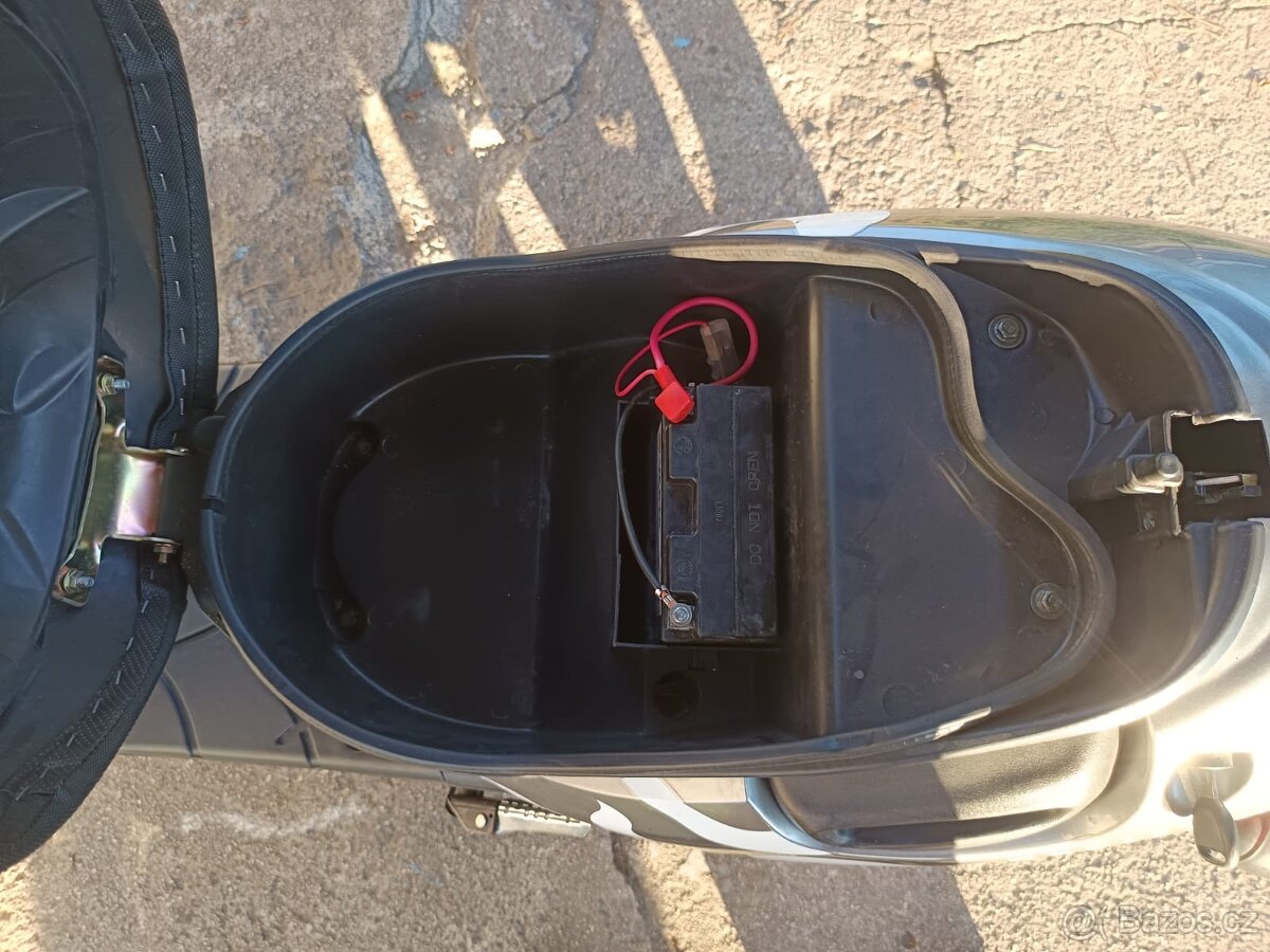 Skútr 50ccm 4t - 11